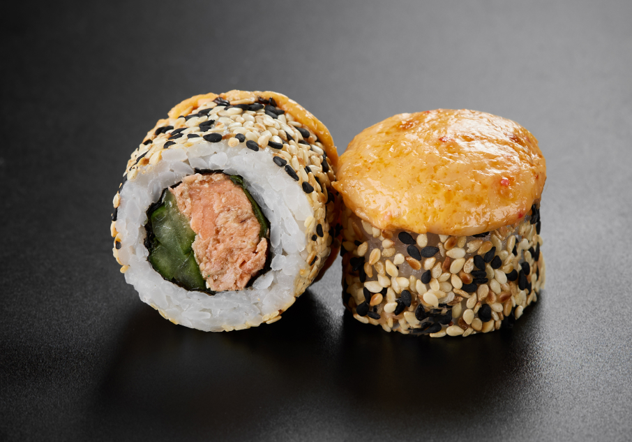 Запеченный ролл с жареным лососем в терияки (острая шапочка) (220 г, 8 шт)