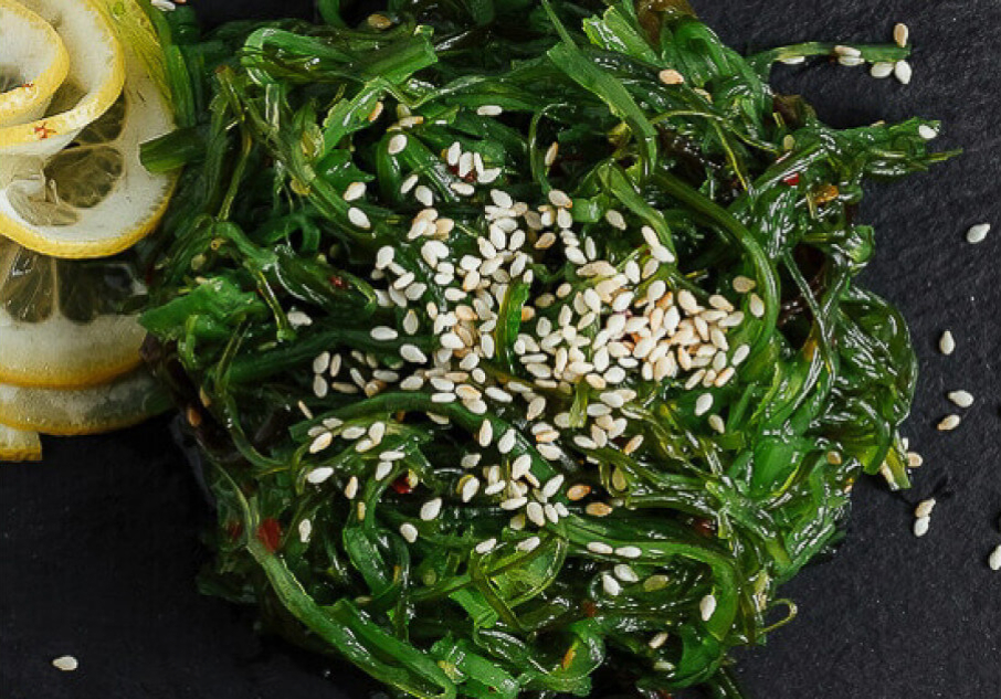 Салат " Чука " с кунжутным соусом