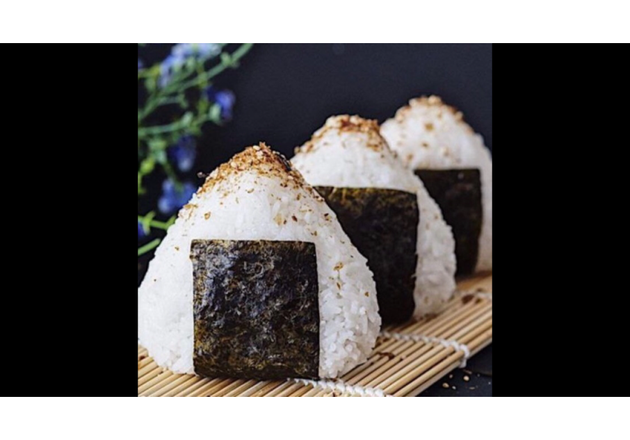 Онигири с лососем на 100гр ккал 196 б 6, ж 7, у 22